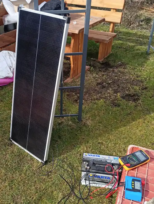 Ukázka testovacího zapojení solárního generátoru na zahradě (1OOWp panel, Pb baterie 70Ah a PWM regulátor)