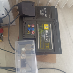 Použitá olověná autobaterie 12 V a 45 Ah v původním solárním systému