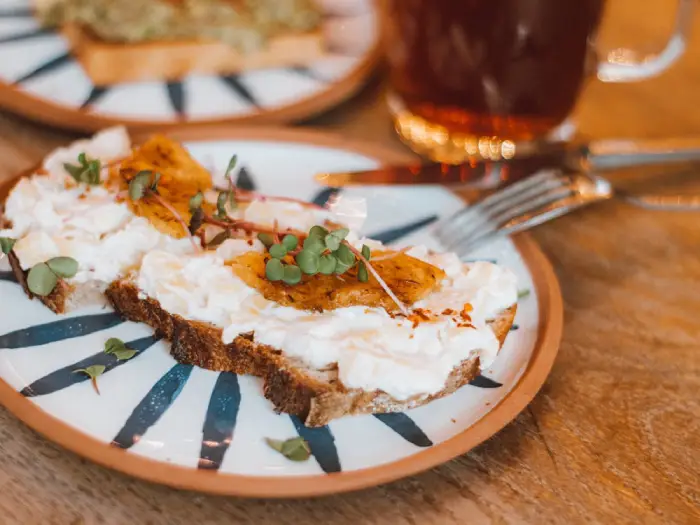 ředkev ředkev microgreens na chlebu